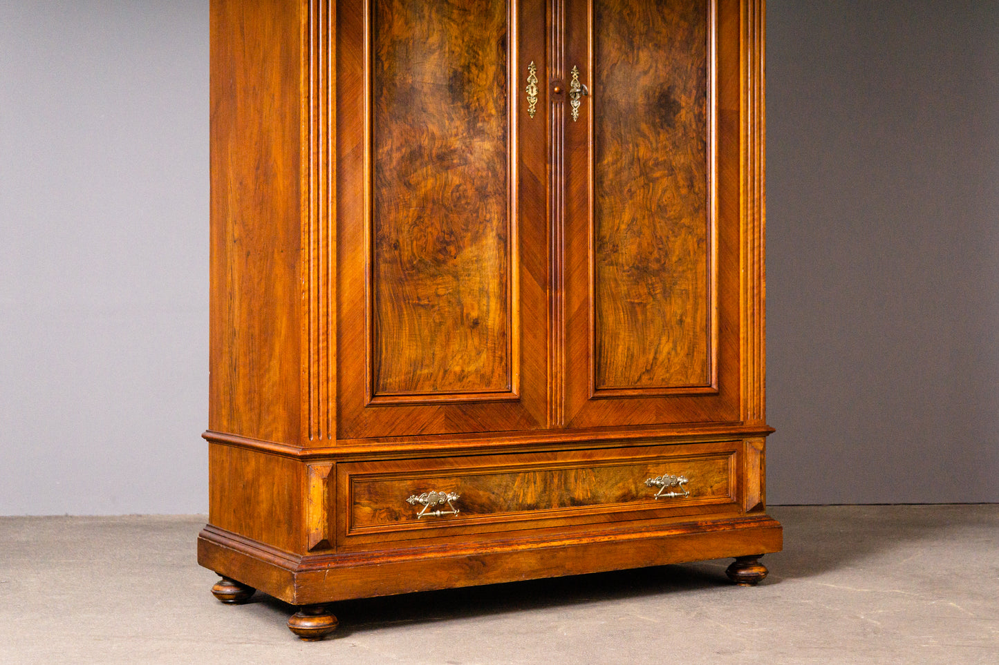 Eleganter Gründerzeit Wäscheschrank