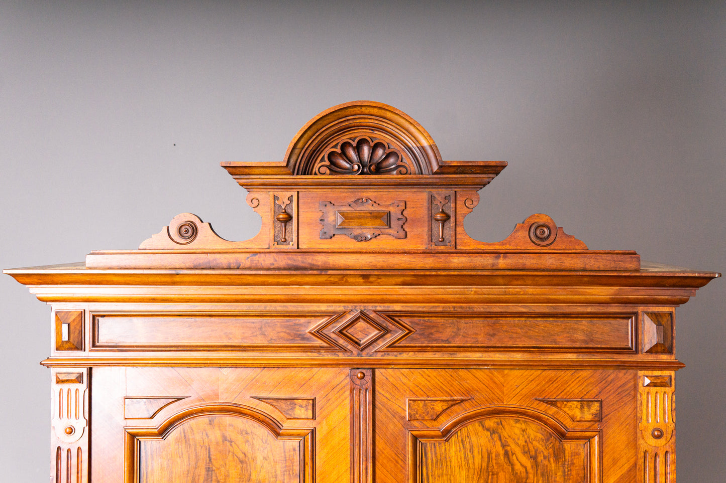 Eleganter Gründerzeit Wäscheschrank