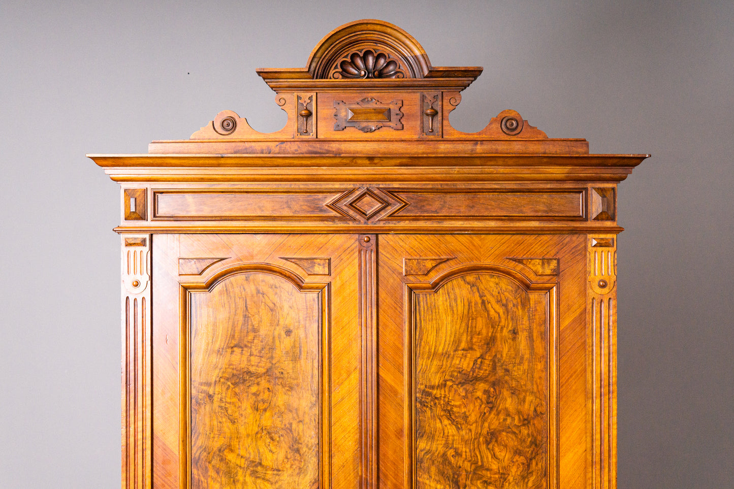 Eleganter Gründerzeit Wäscheschrank