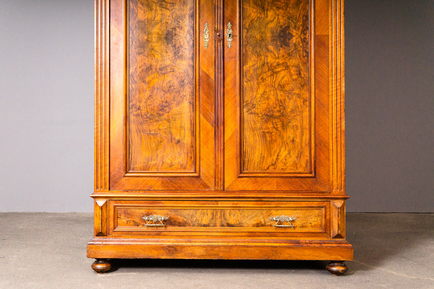 Eleganter Gründerzeit Wäscheschrank