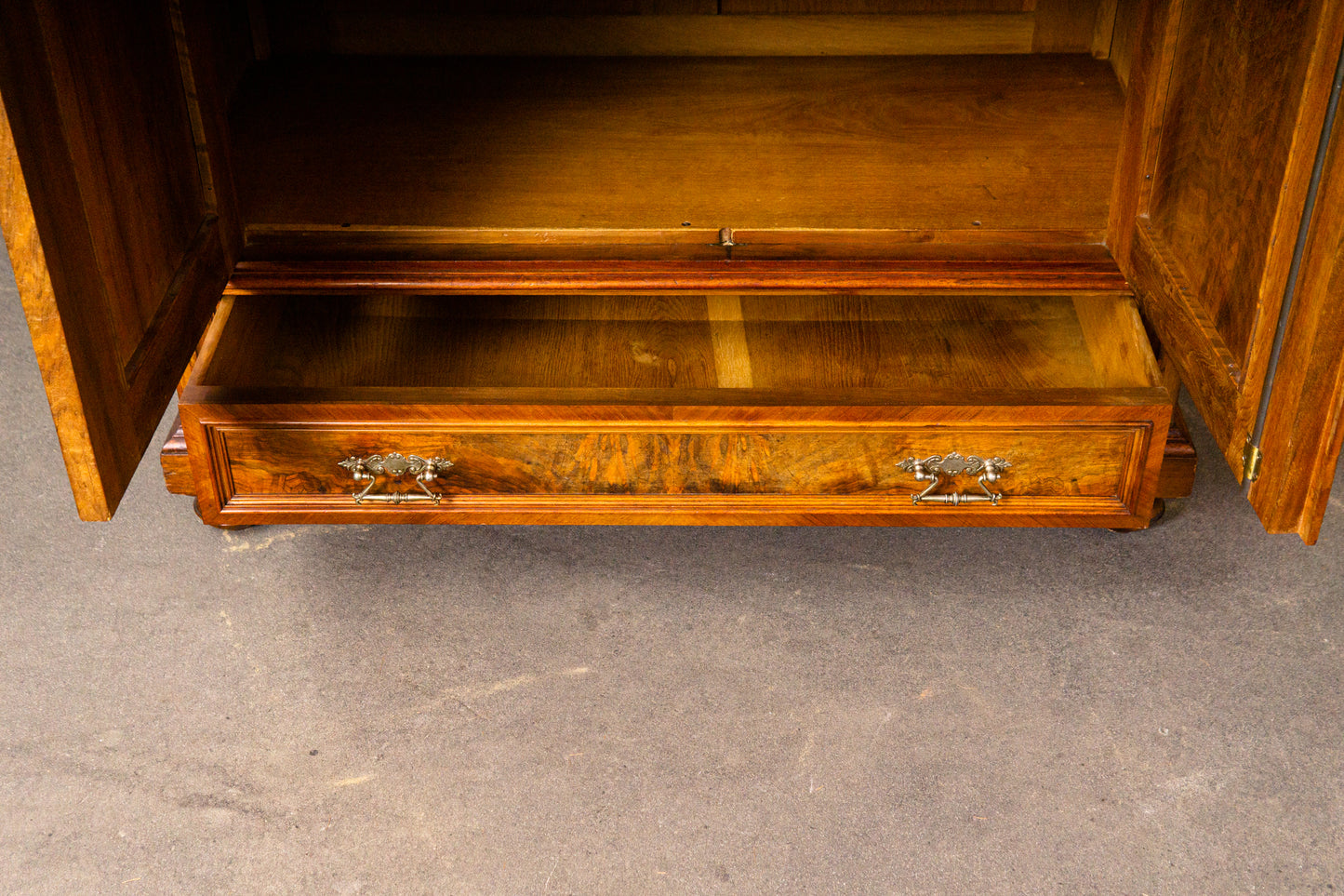 Eleganter Gründerzeit Wäscheschrank