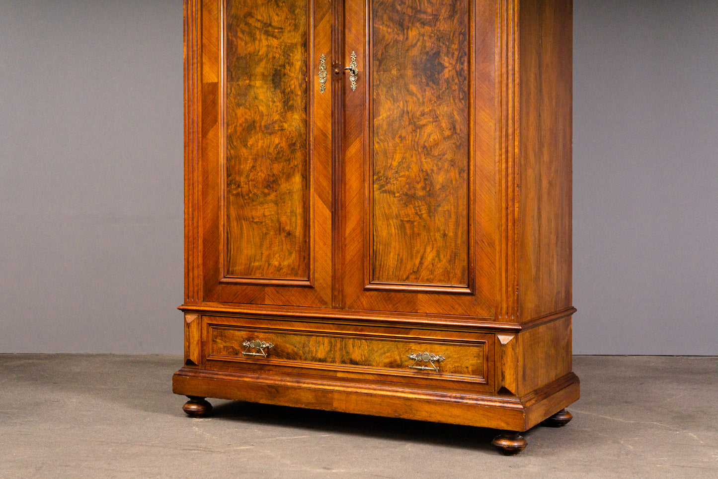 Eleganter Gründerzeit Wäscheschrank