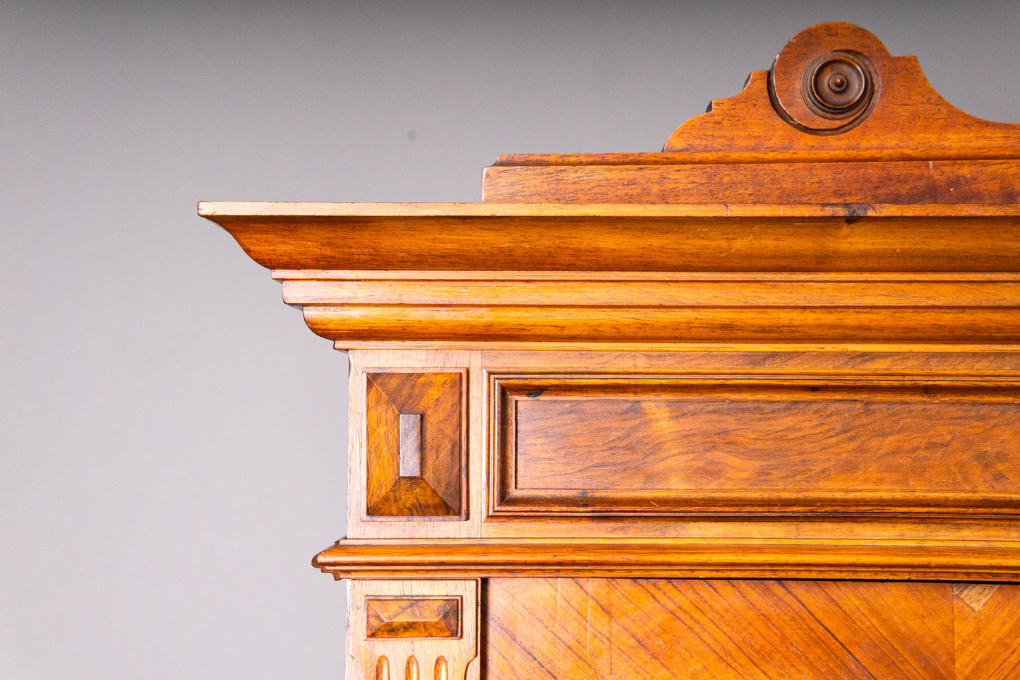 Eleganter Gründerzeit Wäscheschrank