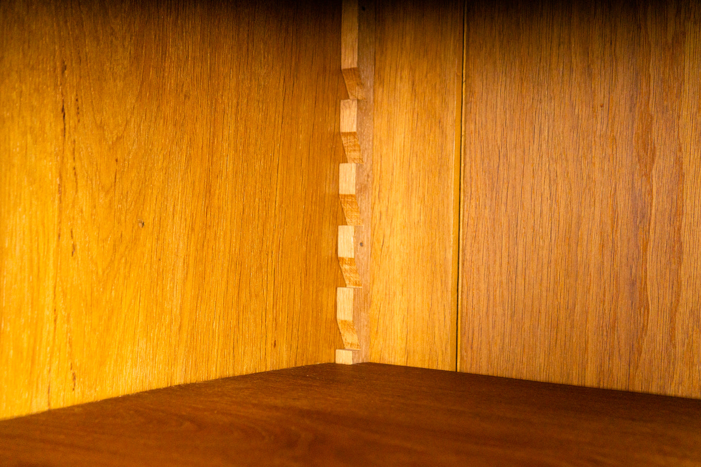 Eleganter Gründerzeit Wäscheschrank