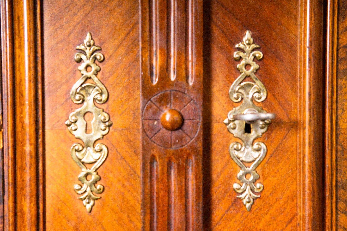 Eleganter Gründerzeit Wäscheschrank