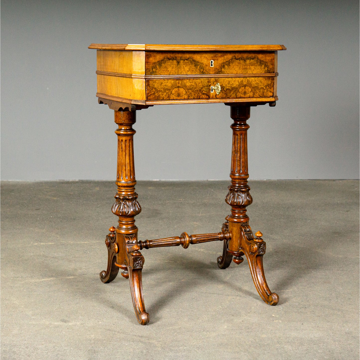 Eleganter Gründerzeit Nähtisch