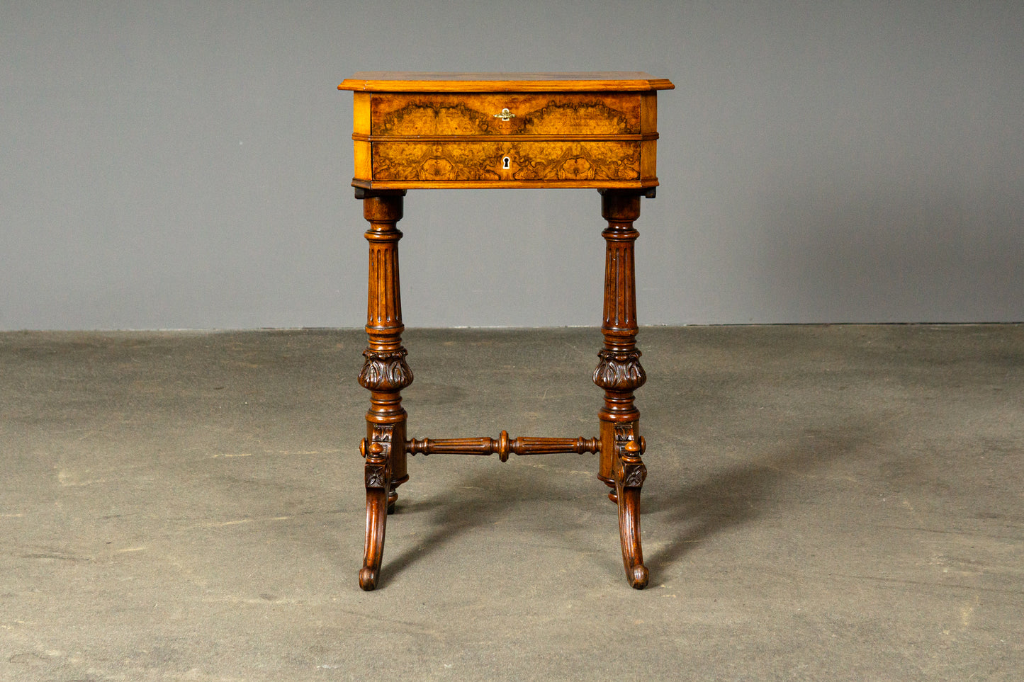 Eleganter Gründerzeit Nähtisch