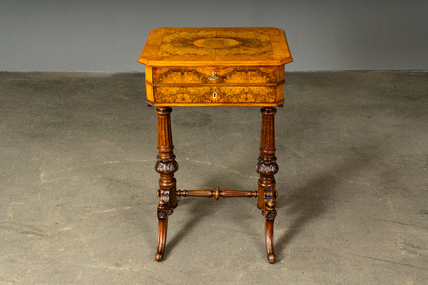 Eleganter Gründerzeit Nähtisch