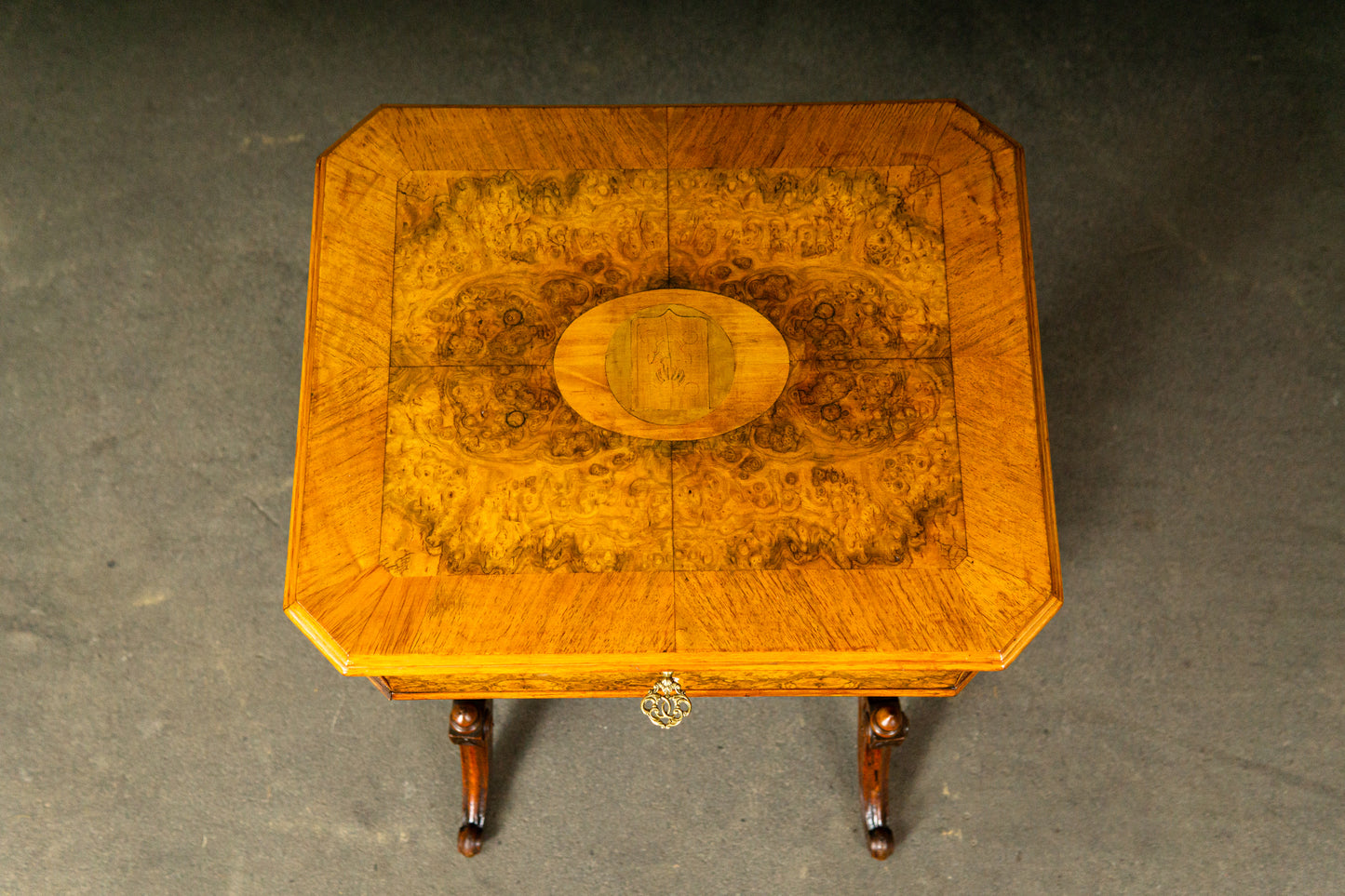 Eleganter Gründerzeit Nähtisch