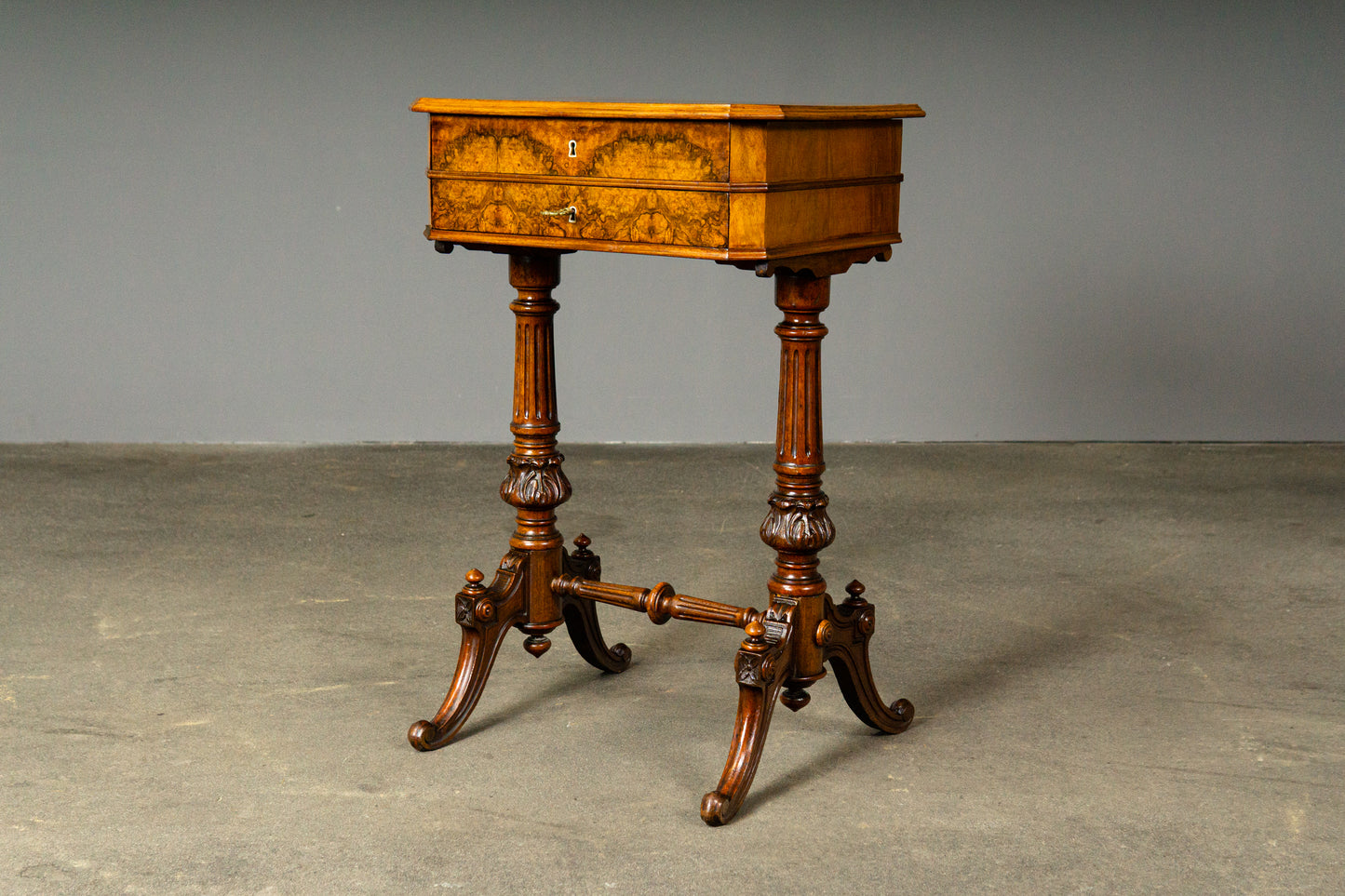 Eleganter Gründerzeit Nähtisch