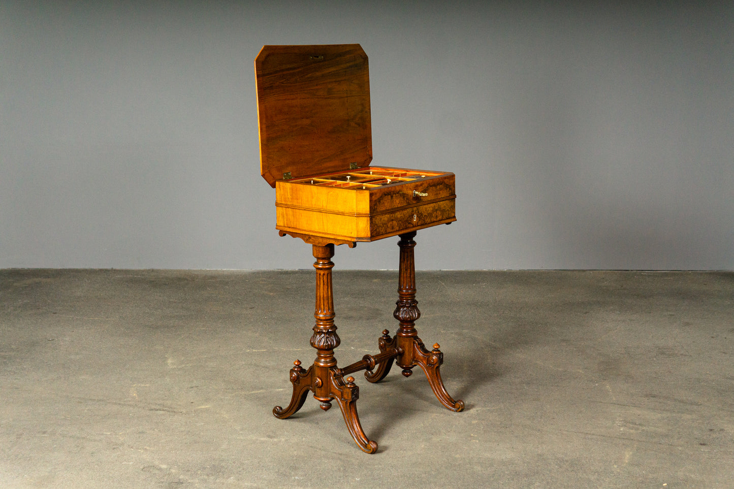 Eleganter Gründerzeit Nähtisch