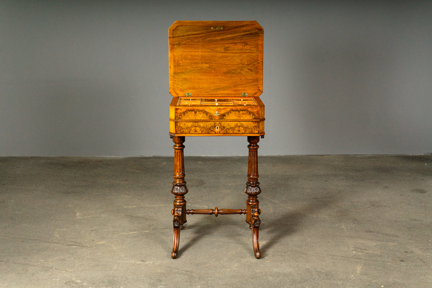 Eleganter Gründerzeit Nähtisch