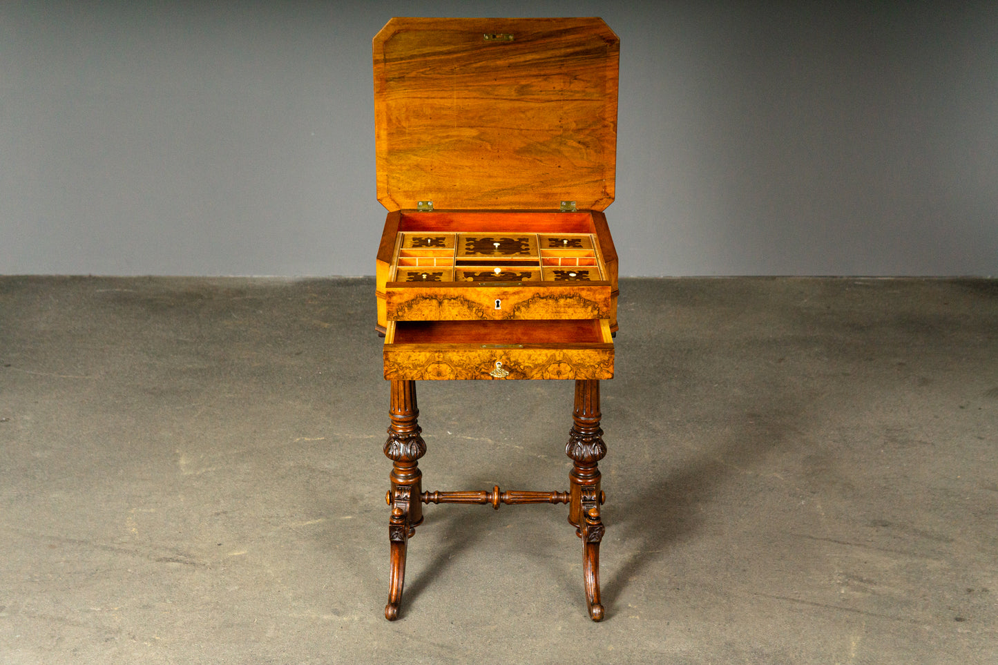 Eleganter Gründerzeit Nähtisch