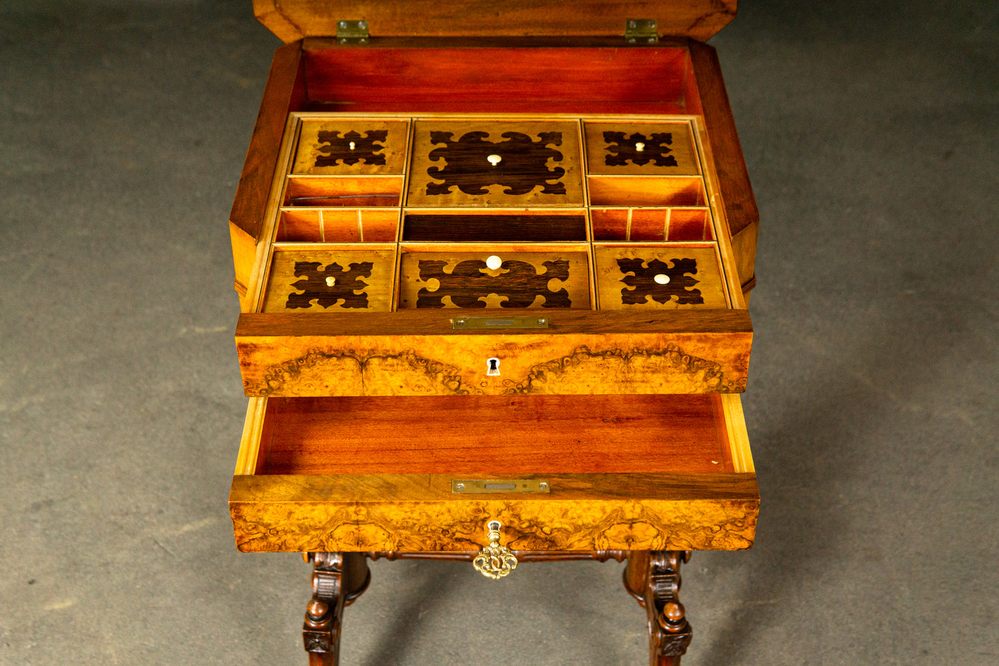 Eleganter Gründerzeit Nähtisch