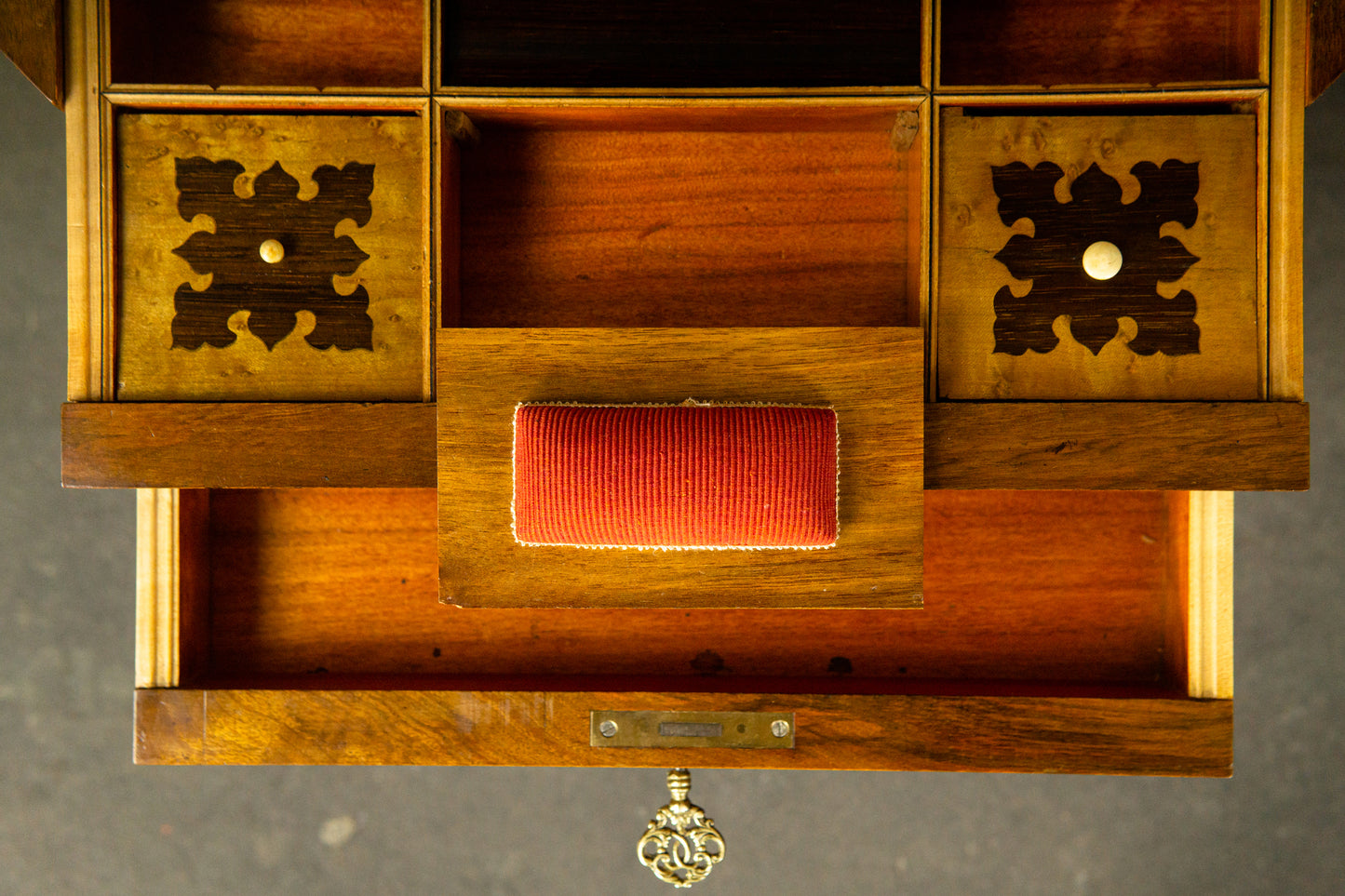 Eleganter Gründerzeit Nähtisch