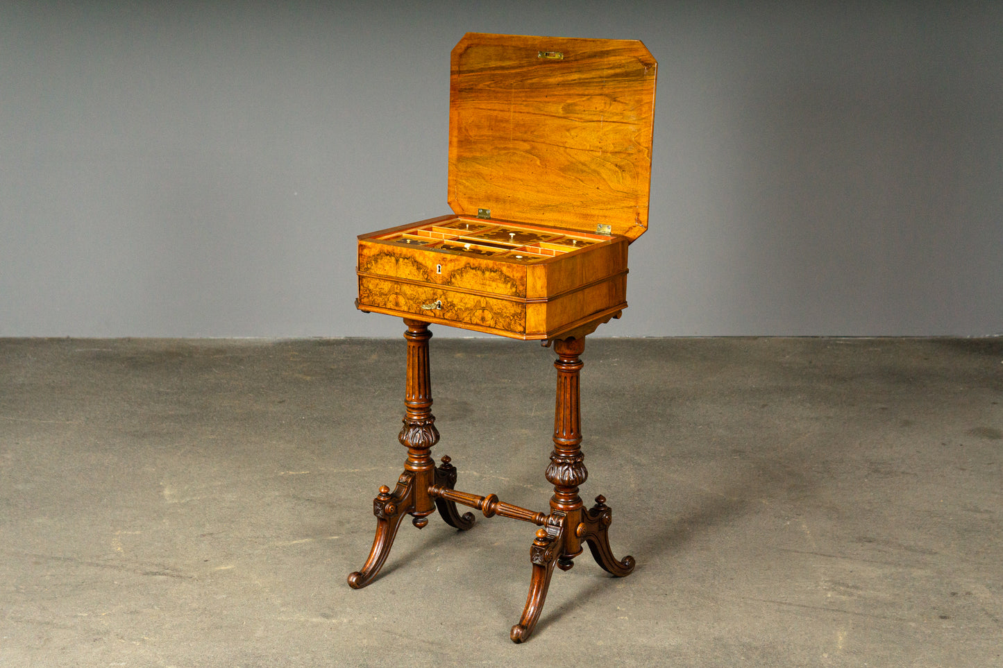 Eleganter Gründerzeit Nähtisch