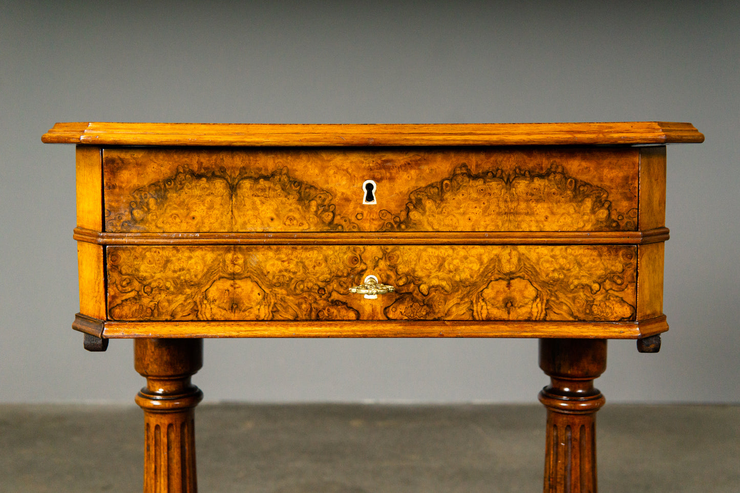 Eleganter Gründerzeit Nähtisch