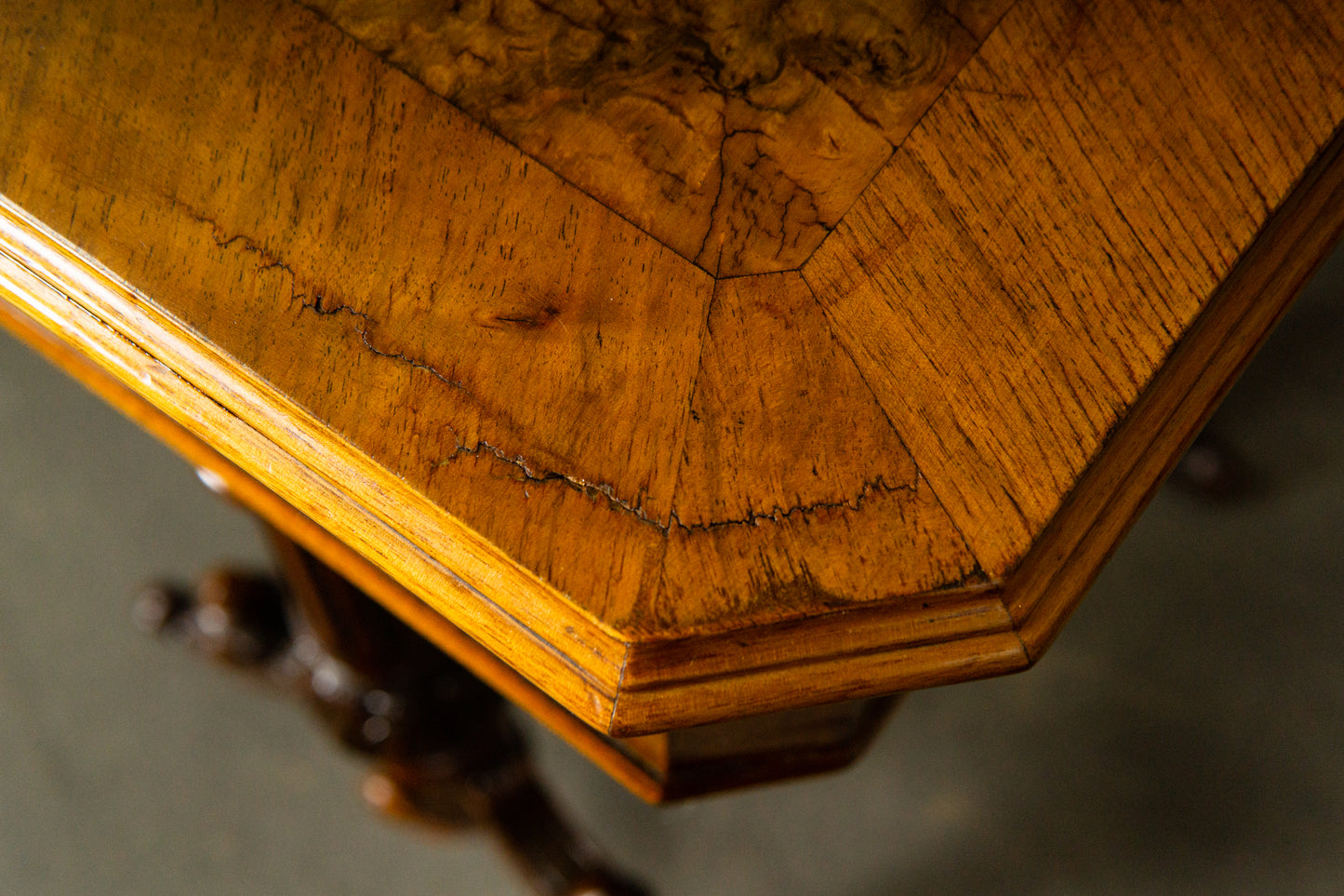 Eleganter Gründerzeit Nähtisch