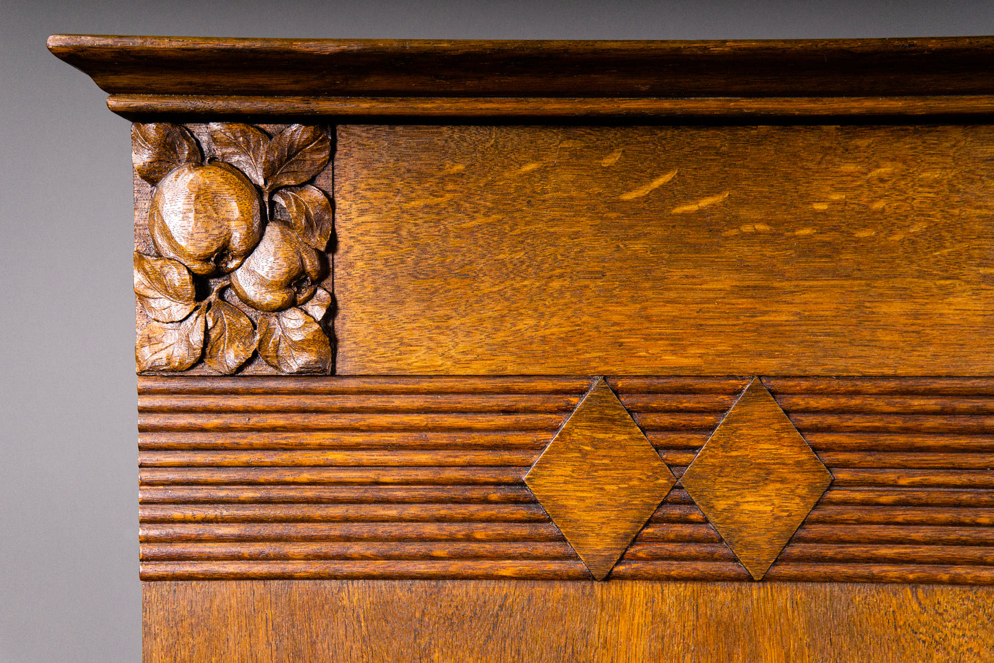 Eleganter Jugendstil Aufsatzschrank