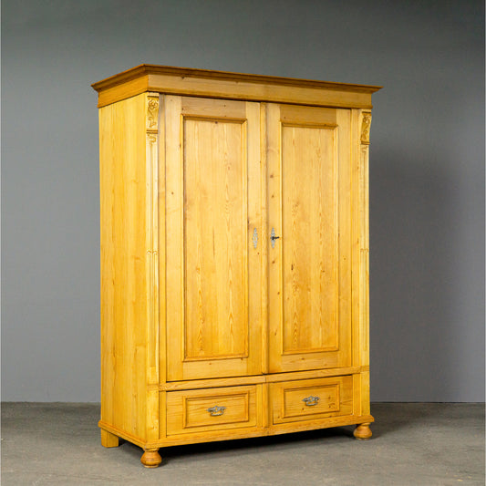 Schöner Jugendstil Kleiderschrank
