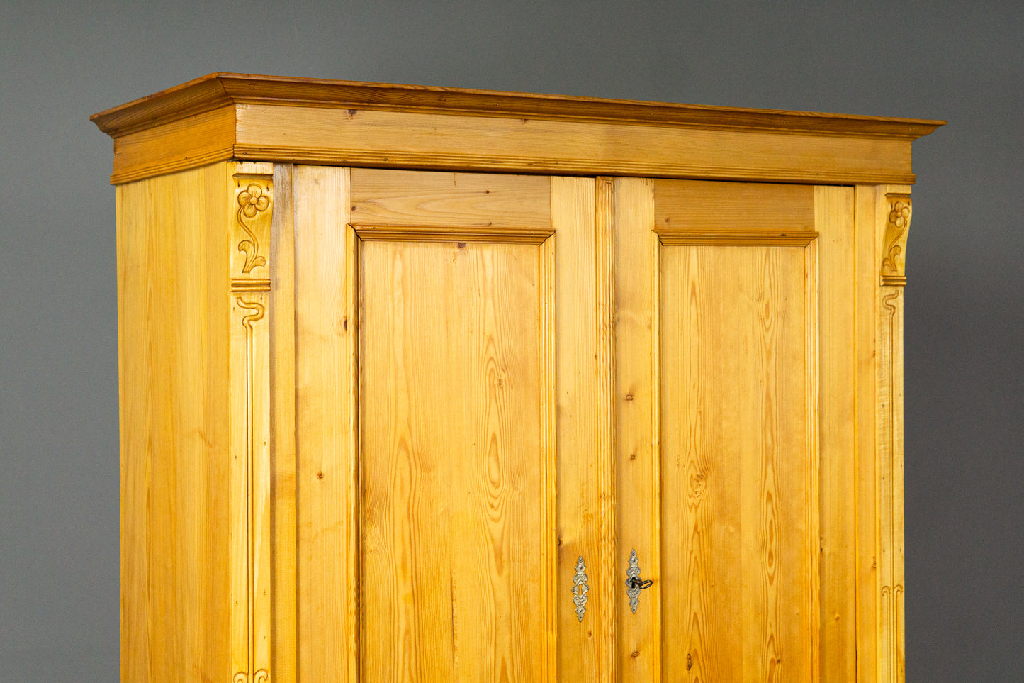 Schöner Jugendstil Kleiderschrank