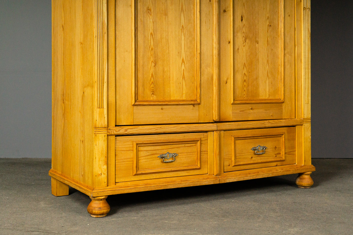 Schöner Jugendstil Kleiderschrank