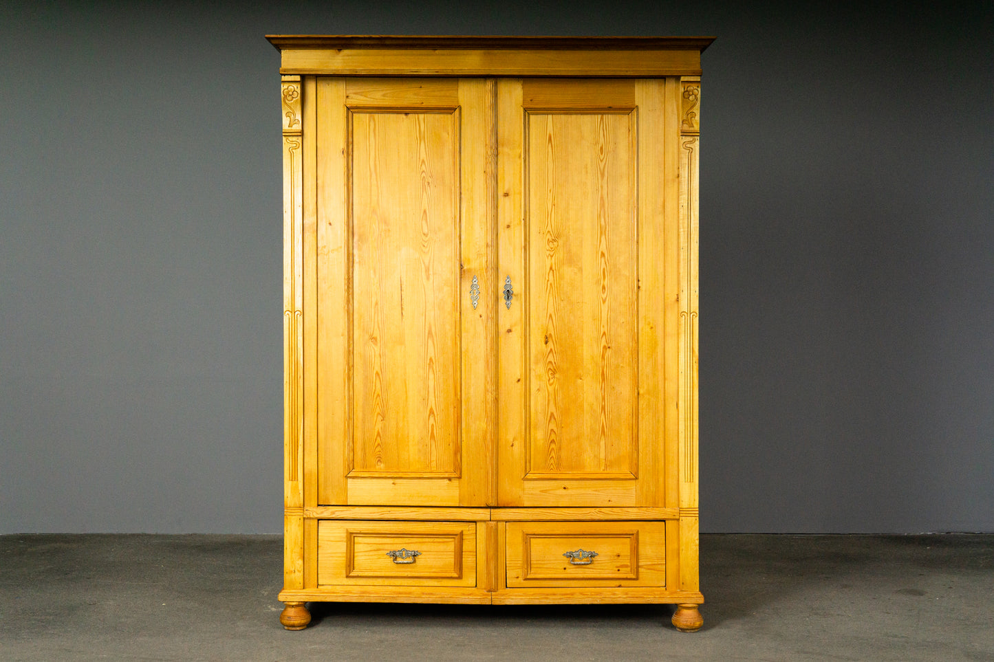 Schöner Jugendstil Kleiderschrank