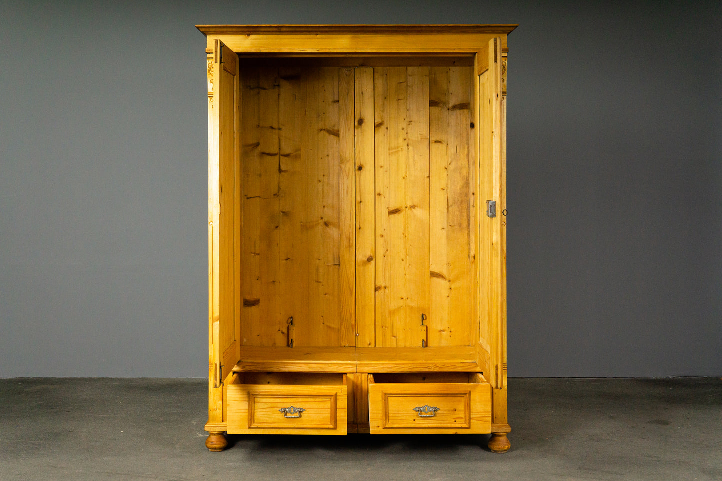 Schöner Jugendstil Kleiderschrank