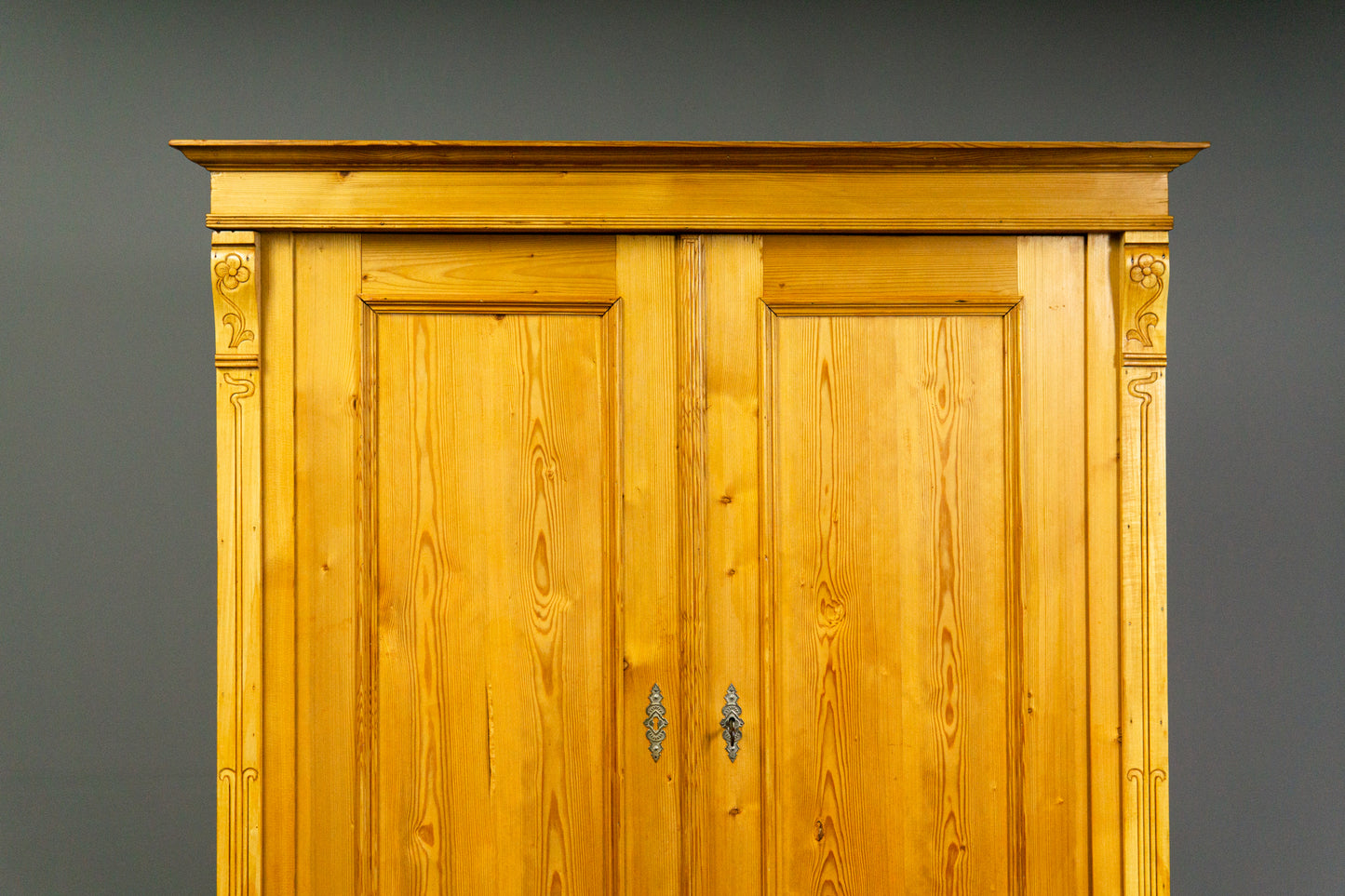 Schöner Jugendstil Kleiderschrank