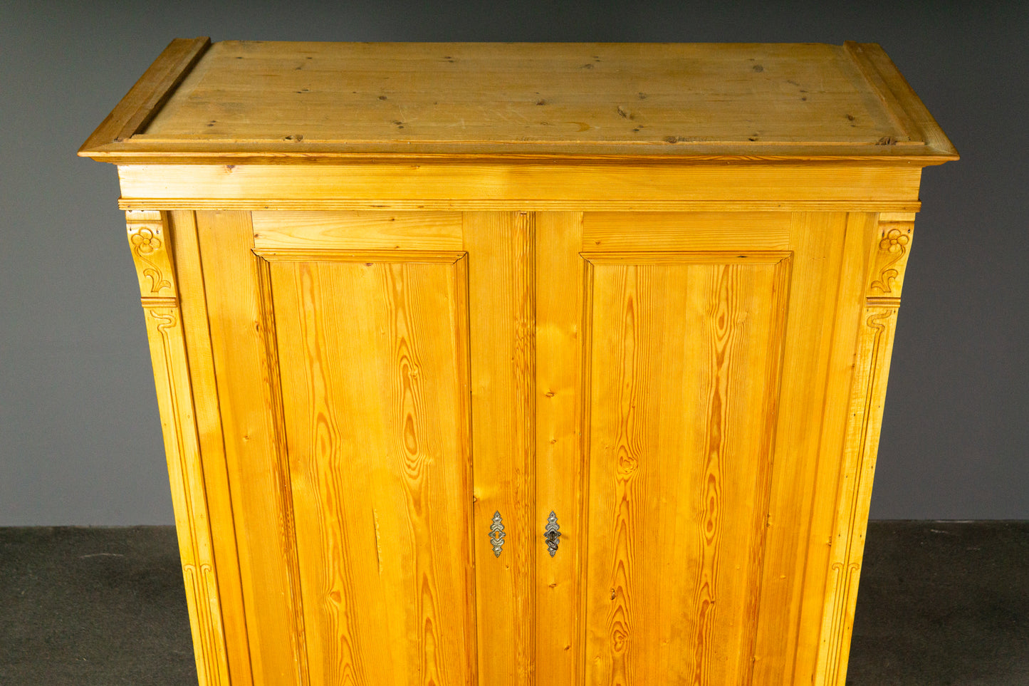 Schöner Jugendstil Kleiderschrank