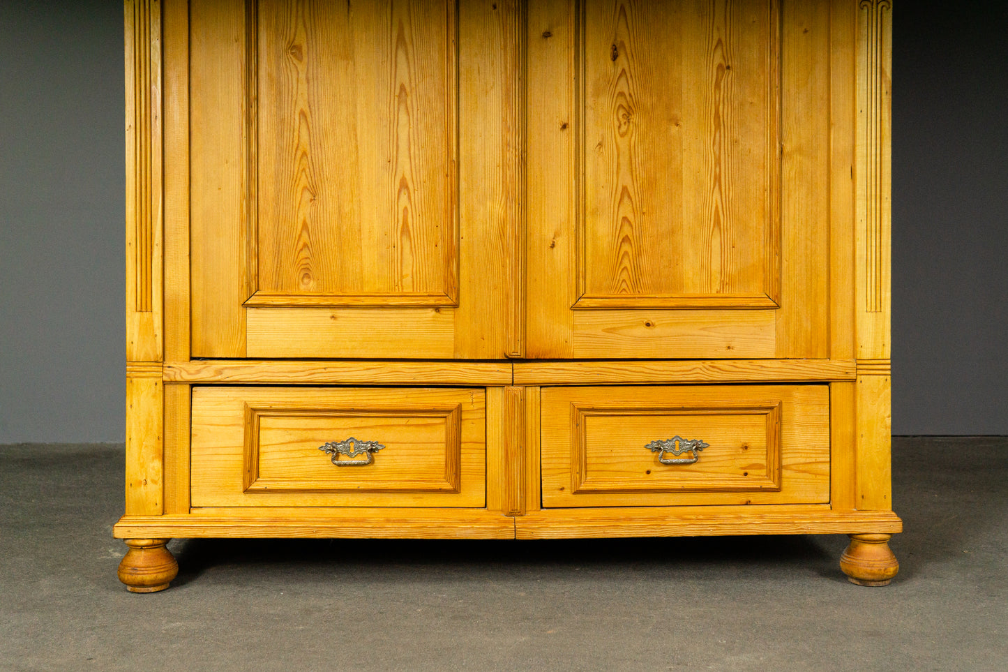 Schöner Jugendstil Kleiderschrank