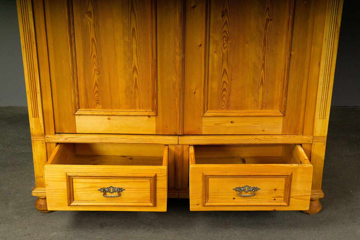 Schöner Jugendstil Kleiderschrank