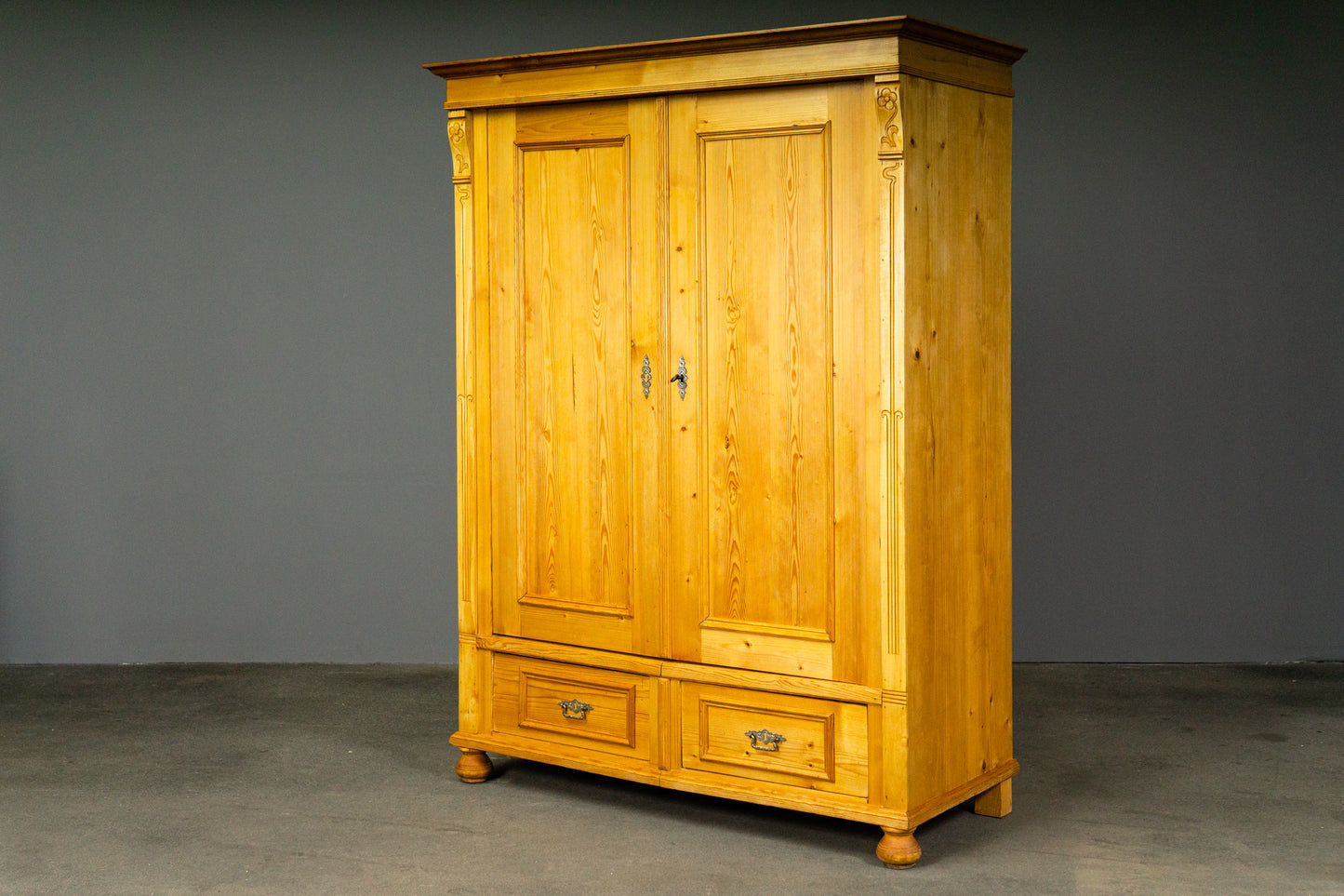 Schöner Jugendstil Kleiderschrank