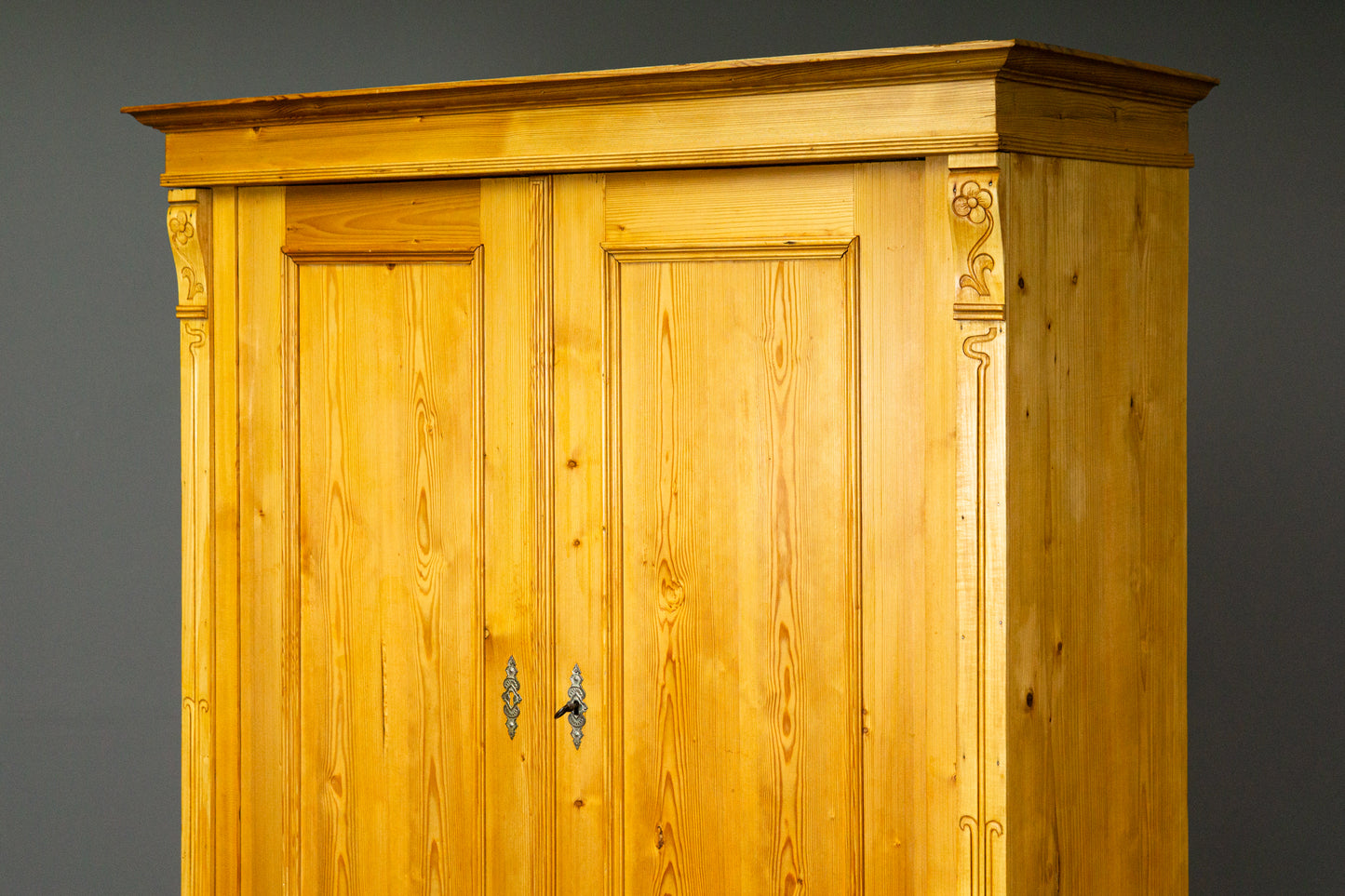 Schöner Jugendstil Kleiderschrank