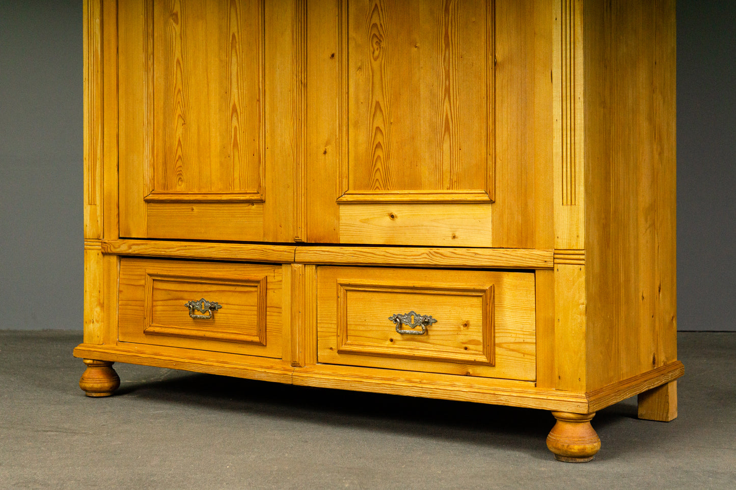 Schöner Jugendstil Kleiderschrank