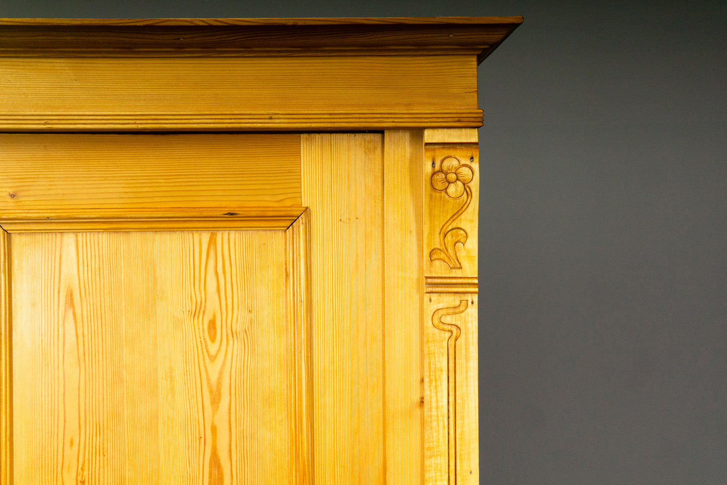 Schöner Jugendstil Kleiderschrank