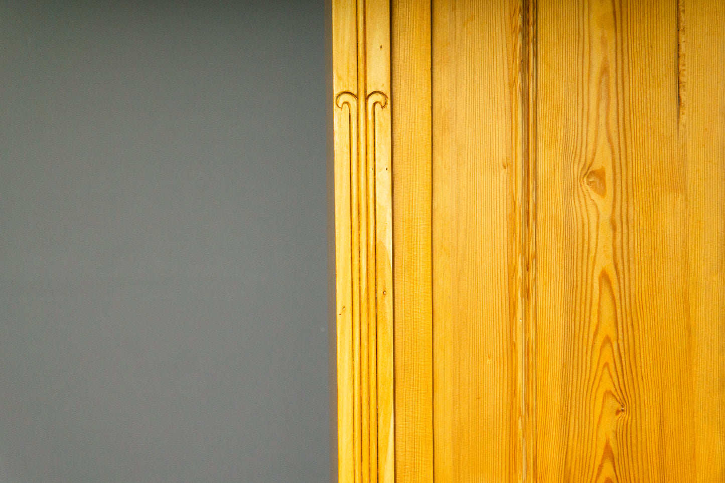 Schöner Jugendstil Kleiderschrank