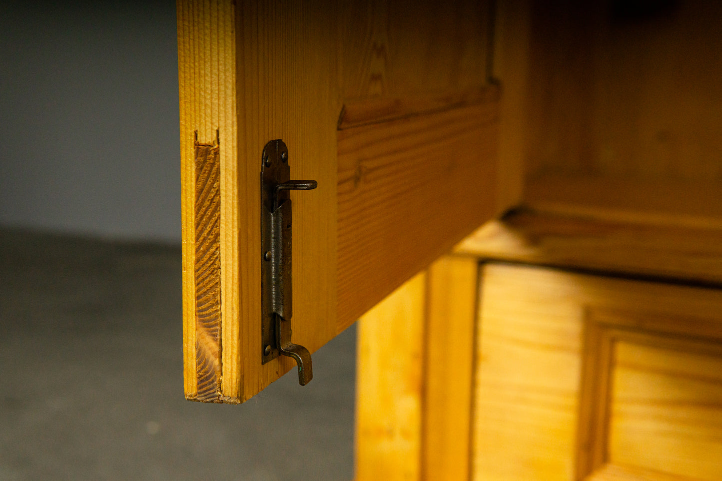 Schöner Jugendstil Kleiderschrank