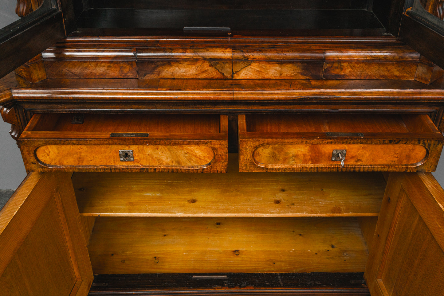 Schöne Biedermeier Vitrinenschrank