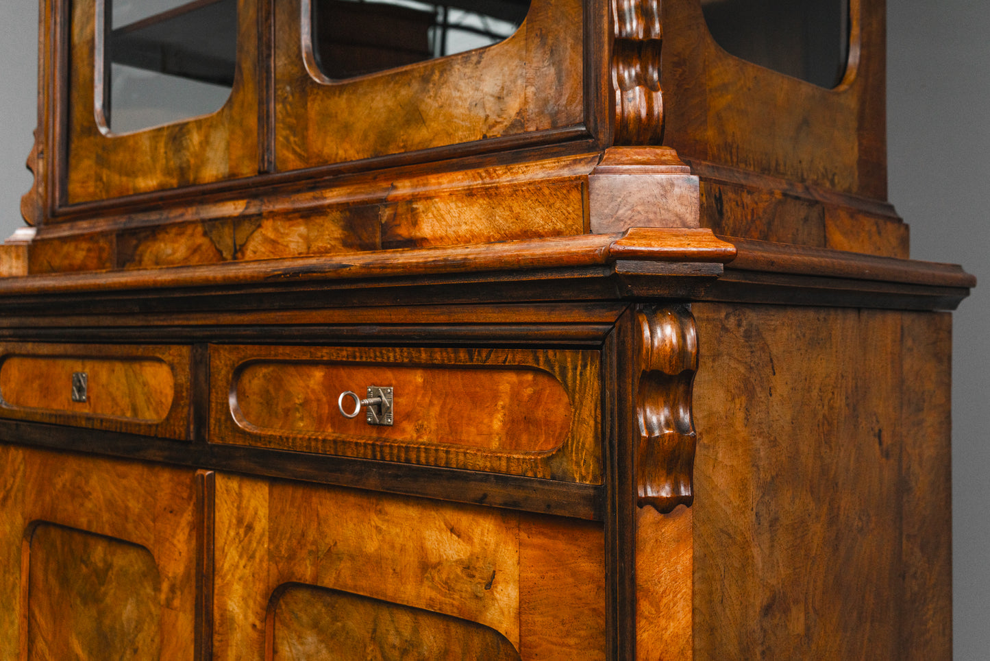 Schöne Biedermeier Vitrinenschrank
