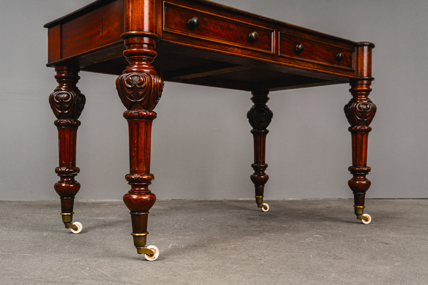 Eleganter Schreibtisch im Englischen Stil