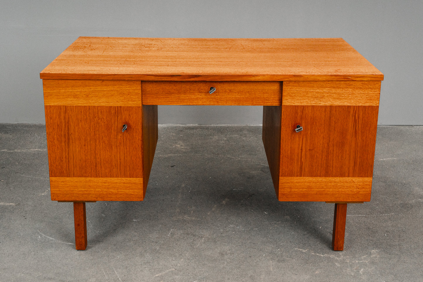 Schlichter Mid-Century Schreibtisch