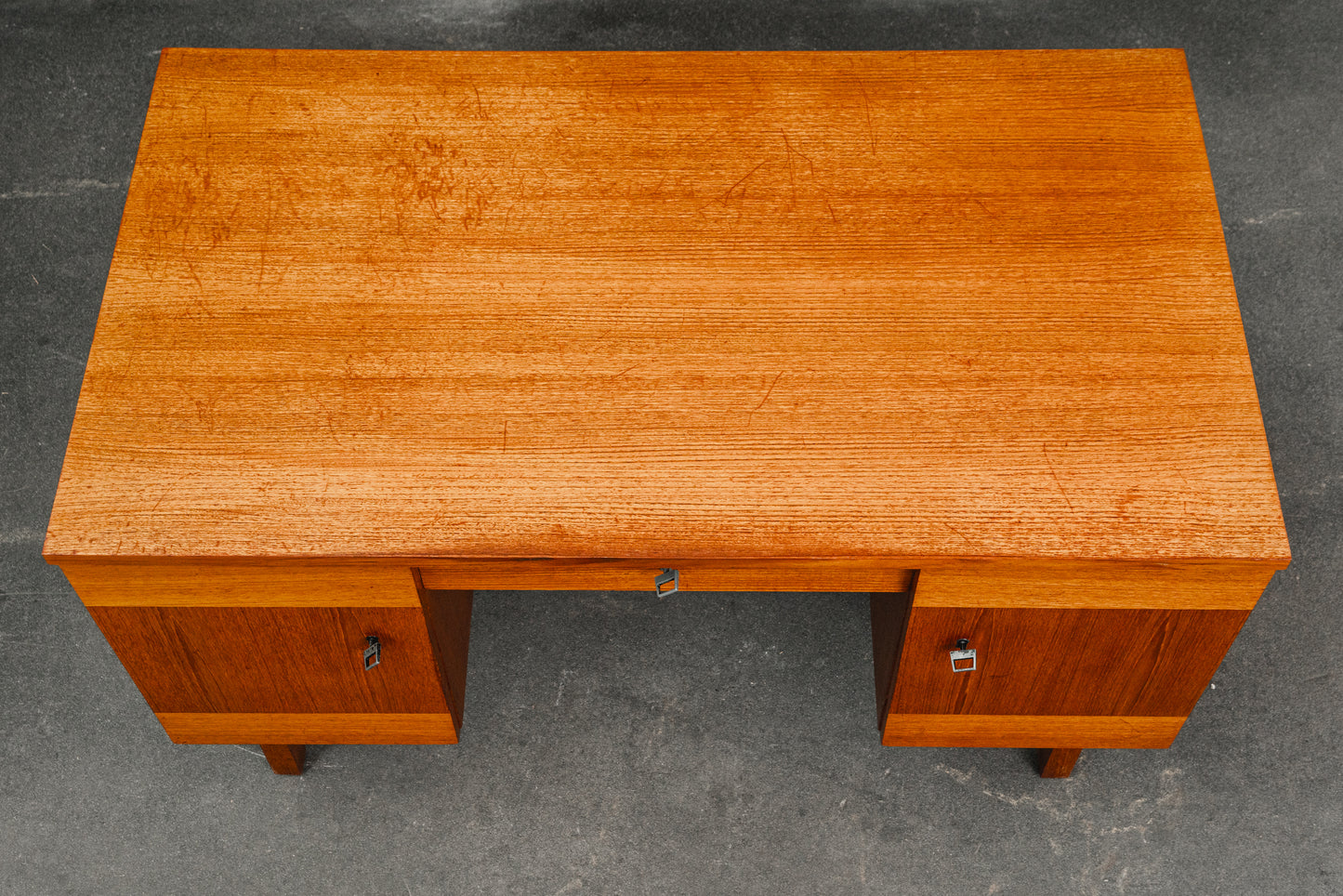 Schlichter Mid-Century Schreibtisch