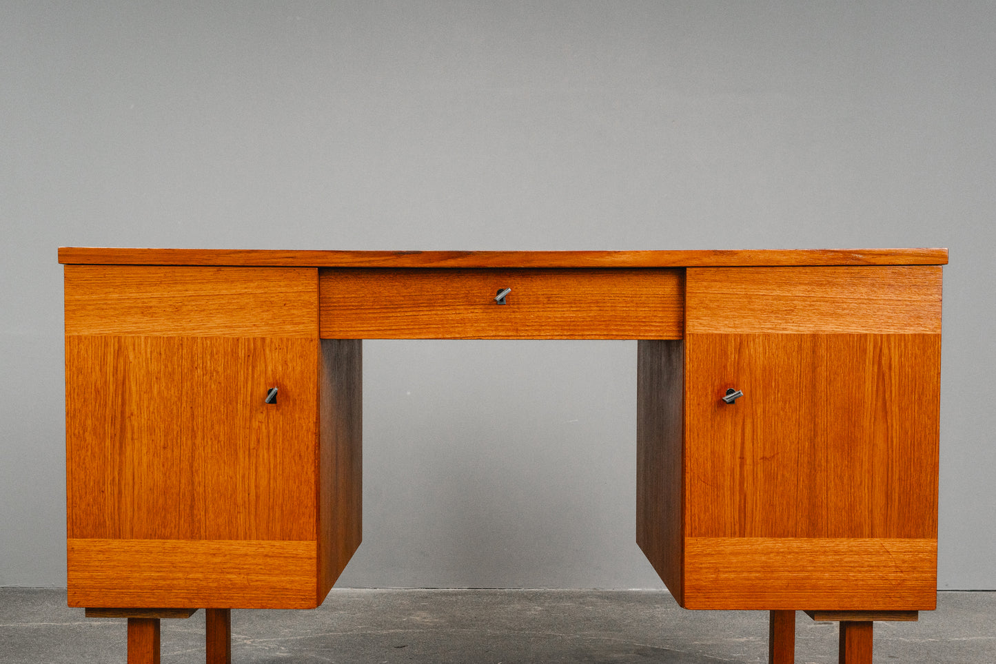 Schlichter Mid-Century Schreibtisch