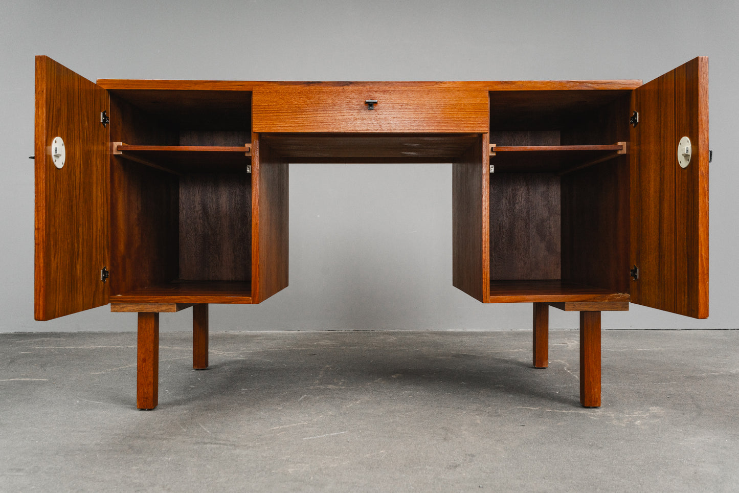 Schlichter Mid-Century Schreibtisch