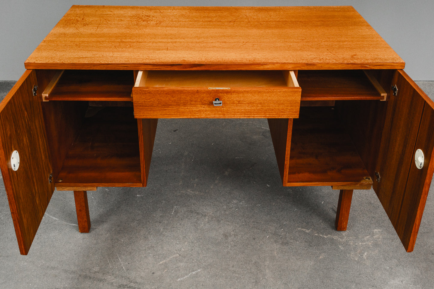 Schlichter Mid-Century Schreibtisch