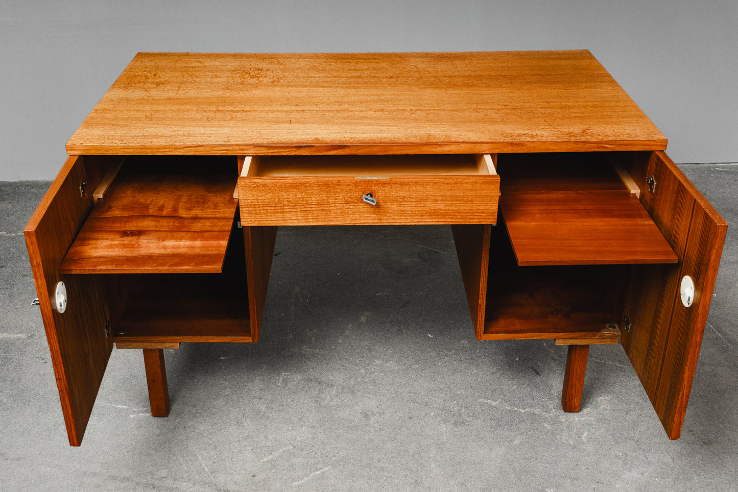 Schlichter Mid-Century Schreibtisch