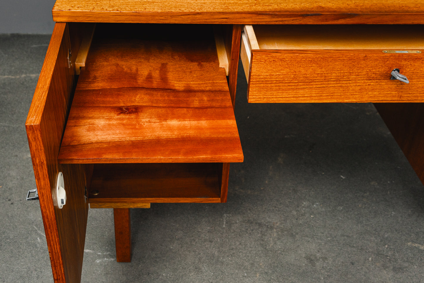 Schlichter Mid-Century Schreibtisch
