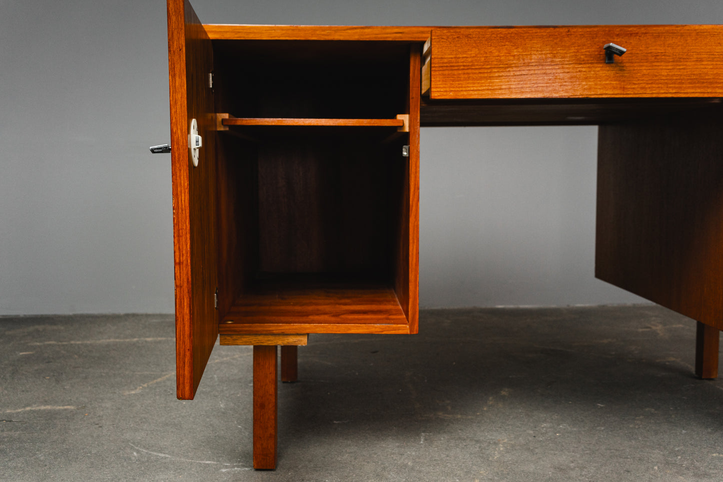 Schlichter Mid-Century Schreibtisch