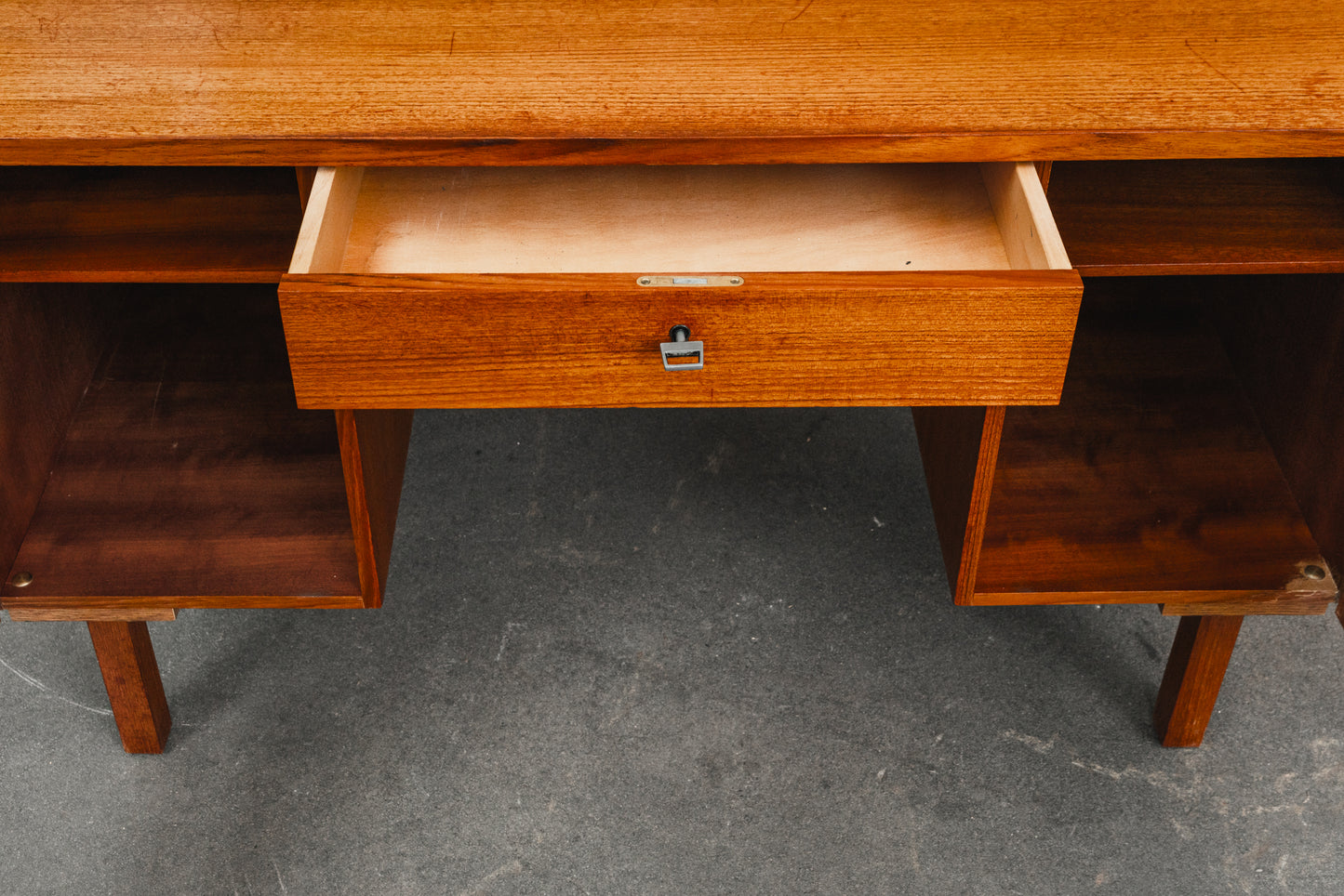 Schlichter Mid-Century Schreibtisch
